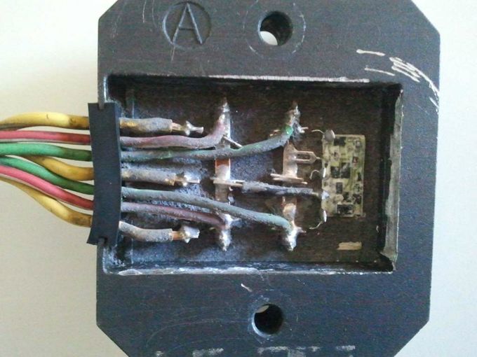 regolatore aperto: 3 fasi entrano in un raddrizzatore, poi un piccolo circuito comparatore da l'impulso a tre triristori perchè effettuino un cortocircuito a massa (sugli avvolgimenti dello statore) ogni volta che la tensione in uscita supera la soglia dei 14v. Un sistema un po' rozzo, infatti poi scoprirò che non era morto il regolatore, ma lo statore a monte di tutto!