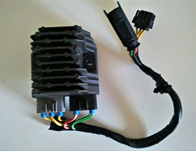Adattamento del regolatore FH011AA al cablaggio originale BMW, tagliati i fili dal vecchio regolatore basta terminarli con dei faston da inserire nei poli corrispondenti