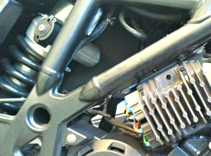 eccolo montato sulla staffa originale della moto, provvisoriamente ho usato delle fascette perchè è molto ingombrante rispetto all'originale e non si possono usare i fori originali delle viti di fissaggio