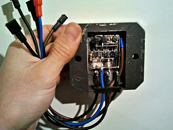 regolatore serie che sfrutta il raddrizzatore e il dissipatore originale 