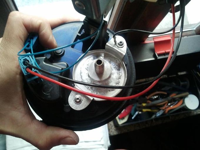 Eccolo rimontato nella sua sede come era il filtro originale in principio, la staffa a omega è sostituita da due flange ottenute dal corpo del filtro stesso. ora è pronto per l'innesto delle nuova tubazione.