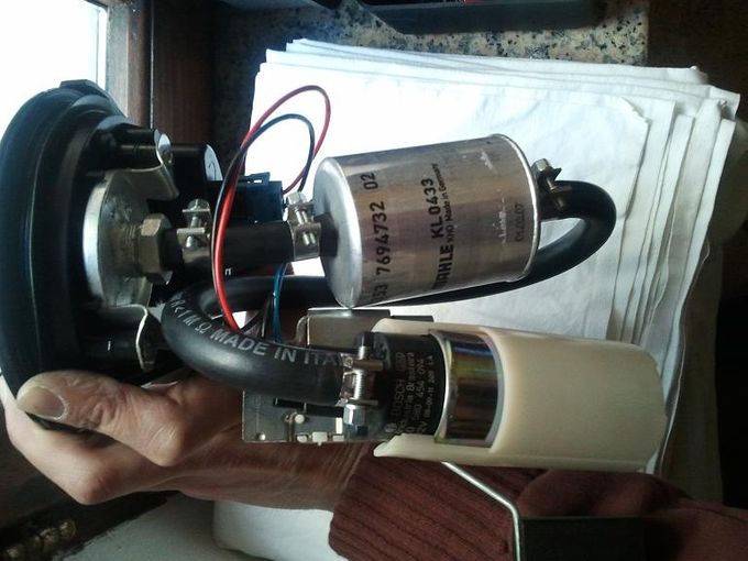 Gruppo assemblato completamente, pronto per essere rimesso dentro al serbatoio.La tubazione originale è stata sostituita con una nuova gomma per carburanti, per il fissaggio ho usato 4 fascette a vite, vendute come ricambio per il gruppo della serie R1150