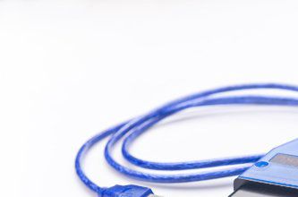 Uno dei tanti cavi OBD2 che si possono trovare sul web a pochi soldi. Esistono versioni USB, seriali o anche blue-tooth per smartphone