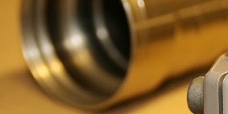 particolare del registro della compressione inserito nel piedino originale di F800GS dopo che è stato tornito al diametro idoneo a contenerlo