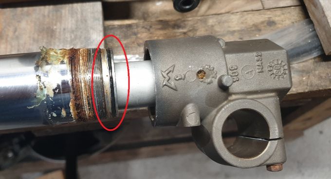 piedino originale Husqvarna e stelo appena disaccoppiati, si vede come la tenuta è garantita da una abbondante colatura di frenafiletti apposta e da un anello di gomma montato su un supporto metallico anulare amovibile