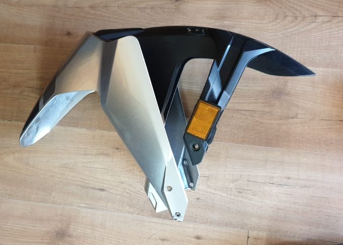 Ho dovuto sostituire il parafango F800GS con quello di una CRF1000, per poterlo montare sugli attacchi diversi dei piedini. Trovato uno usato in buone condizioni lo ho poi riverniciato in nero opaco per poterlo montare sulla moto con una estetica simile a prima